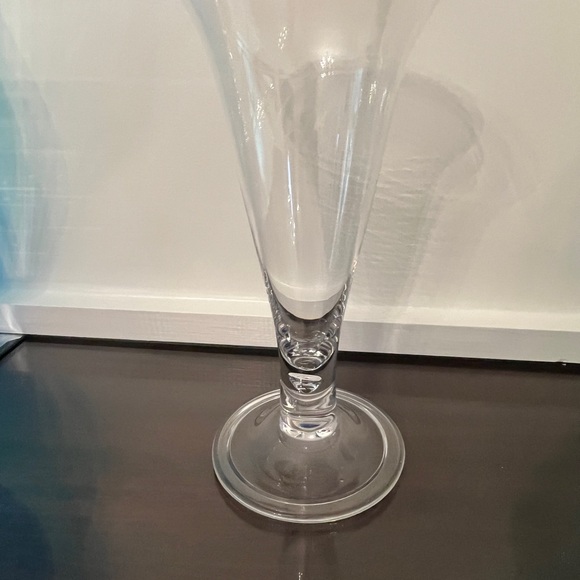 Colonial Williamsburg Restoration, Teardrop Vase CW 2V, Hand Blown Glass - Picture 9 of 10